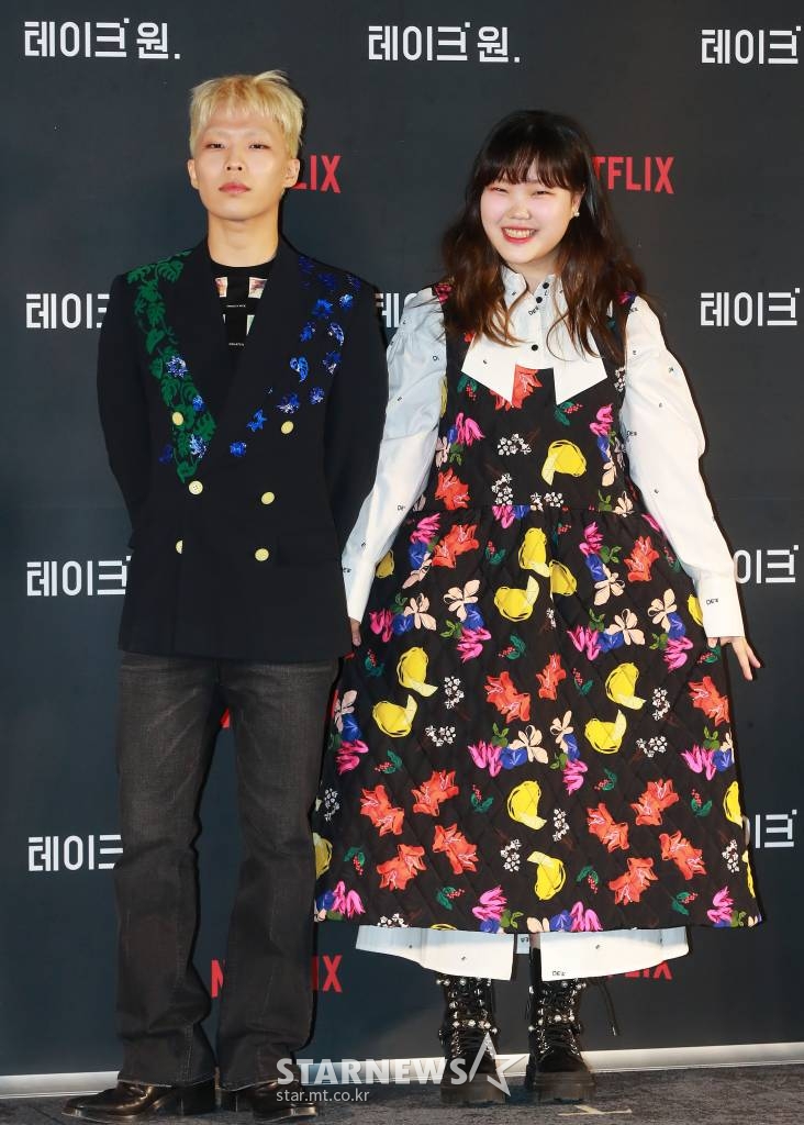 남매 듀오 악뮤(AKMU)가 13일 오전 서울 메가박스 성수점에서 진행된 넷플릭스 예능 '테이크 원' 제작발표회에 참석해 포즈를 취하고 있다. 최고의 아티스트들이 ‘생애 가장 의미 있는 단 한 번의 무대’를 만들어 나가는 과정을 담은 리얼 음악쇼 '테이크 원'은 오는 14일 공개된다. /2022.10.13 /사진=이동훈 기자 photoguy@