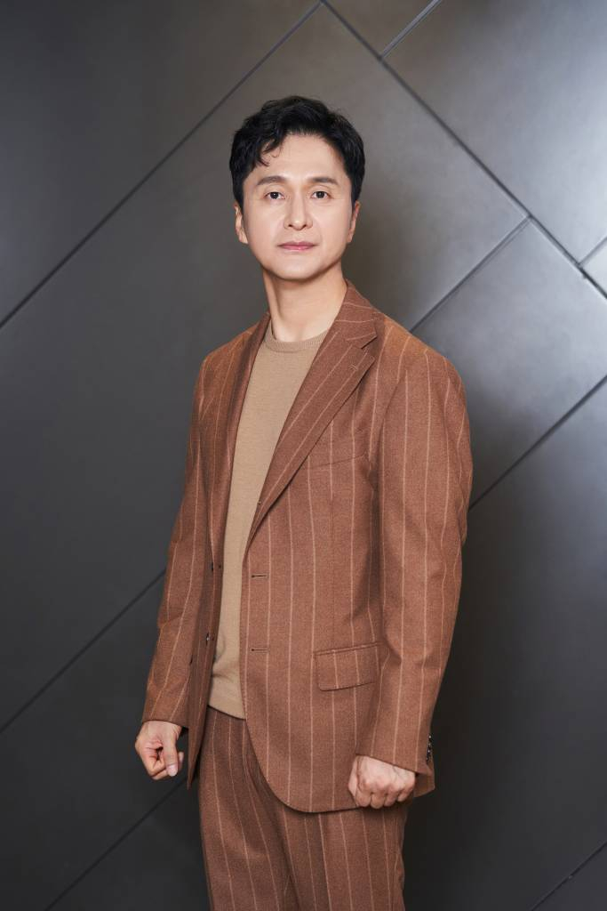 영화 '나를 죽여줘'(감독 최익환)의 주연배우 장현성이 13일 진행된 인터뷰를 위해 포즈를 취하고 있다. 선천적 지체장애를 가진 아들 '현재'와 유명 작가였지만 아들을 위해 헌신하는 아버지 '민석'이 서로에게 특별한 보호자가 되어주는 휴먼 힐링 드라마 '나를 죽여줘'는 오는 19일 개봉예정이다. /사진제공=트리플픽쳐스 2022.10.13 /사진=이동훈 기자 photoguy@