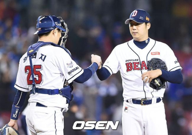 2015년 삼성과 한국시리즈 3차전에서 8회초 두산 장원준(오른쪽)이 포수 양의지와 인사를 나누고 있다.