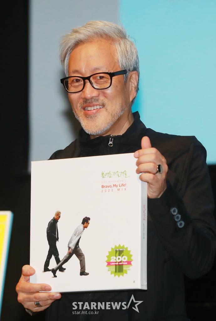 봄여름가을겨울의 가수 김종진이 14일 오후 서울 마포구 CJ아지트 광흥창에서 진행된 '브라보 마이 라이프'(Bravo My Life!) 20주년 바이닐 앨범발매기념 기자간담회에서 포즈를 취하고 있다. /2022.10.14 /사진=이동훈 기자 photoguy@