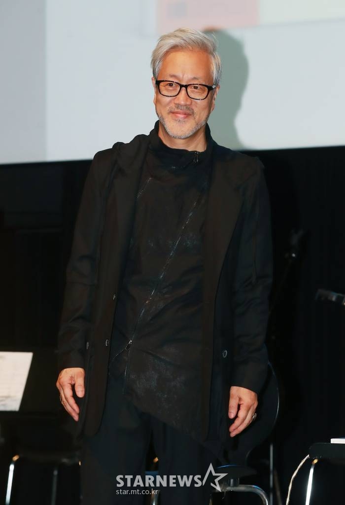 봄여름가을겨울의 가수 김종진이 14일 오후 서울 마포구 CJ아지트 광흥창에서 진행된 '브라보 마이 라이프'(Bravo My Life!) 20주년 바이닐 앨범발매기념 기자간담회에서 포즈를 취하고 있다. /2022.10.14 /사진=이동훈 기자 photoguy@
