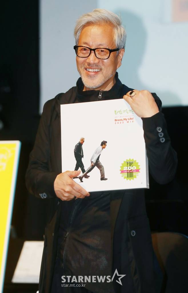 봄여름가을겨울의 가수 김종진이 14일 오후 서울 마포구 CJ아지트 광흥창에서 진행된 '브라보 마이 라이프'(Bravo My Life!) 20주년 바이닐 앨범발매기념 기자간담회에서 포즈를 취하고 있다. /2022.10.14 /사진=이동훈 기자 photoguy@