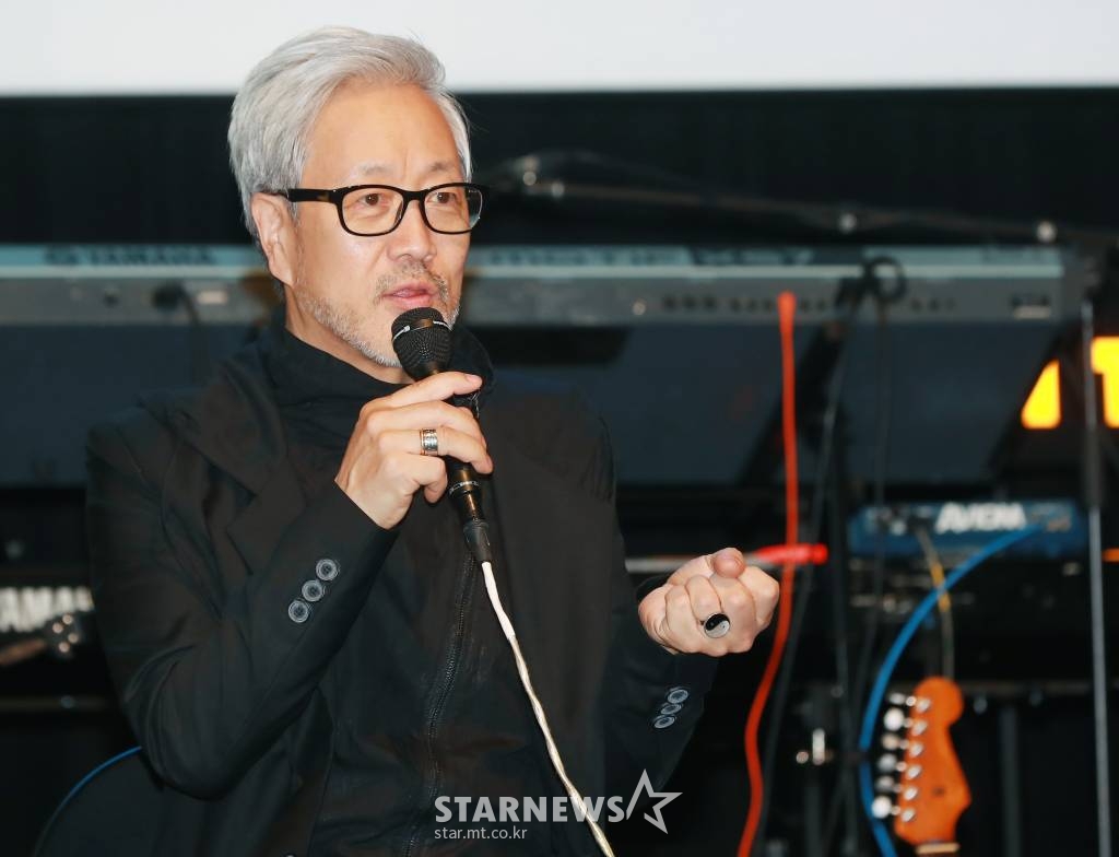 봄여름가을겨울의 가수 김종진이 14일 오후 서울 마포구 CJ아지트 광흥창에서 진행된 '브라보 마이 라이프'(Bravo My Life!) 20주년 바이닐 앨범발매기념 기자간담회에서 질문에 답하고 있다. /2022.10.14 /사진=이동훈 기자 photoguy@