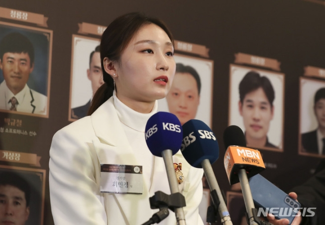 쇼트트랙 최민정이 14일 서울 중구 더플라자호텔에서 열린 '2022 체육발전유공 및 제60회 대한민국체육상 정부포상 전수식'에서 경기상을 수상을 마치고 기자들 질문에 답하고 있다. /사진=뉴시스