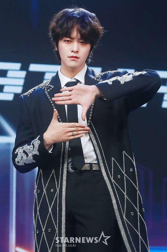 그룹 원어스(ONEUS) 레이븐이 11일 오후 서울 광진구 예스24 라이브홀에서 진행된 다섯 번째 미니앨범 'BINARY CODE'(바이너리 코드) 발매 쇼케이스에서 포즈를 취하고 있다. /2021.05.11 /사진=이동훈 기자 photoguy@