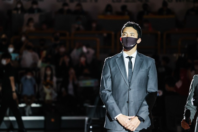 LG 강병현이 16일 창원체육관에서 열린 2022~2023 SKT 에이닷 프로농구 서울 삼성과 홈 개막전에서 열린 자신의 은퇴식에 참석했다. /사진=KBL 제공