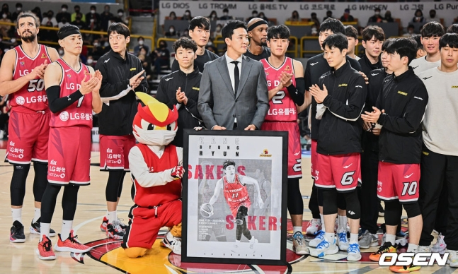 LG 강병현(가운데)이 16일 창원체육관에서 열린 2022~2023 SKT 에이닷 프로농구 서울 삼성과 홈 개막전에서 열린 자신의 은퇴식에서 동료들과 기념촬영을 하고 있다.