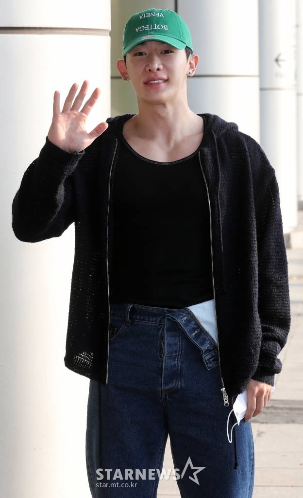 가수 원호가 일본 공연 일정을 위해 6일 오전 서울 강서구 김포국제공항을 통해 출국하고 있다. 2022.10.06 /사진=임성균 기자 tjdrbs23@