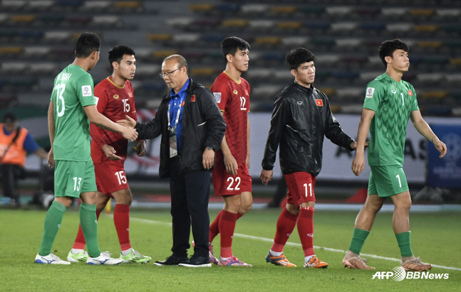 베트남 축구대표팀 위로하는 박항서 감독(가운데). /사진=AFPBBNews=뉴스1