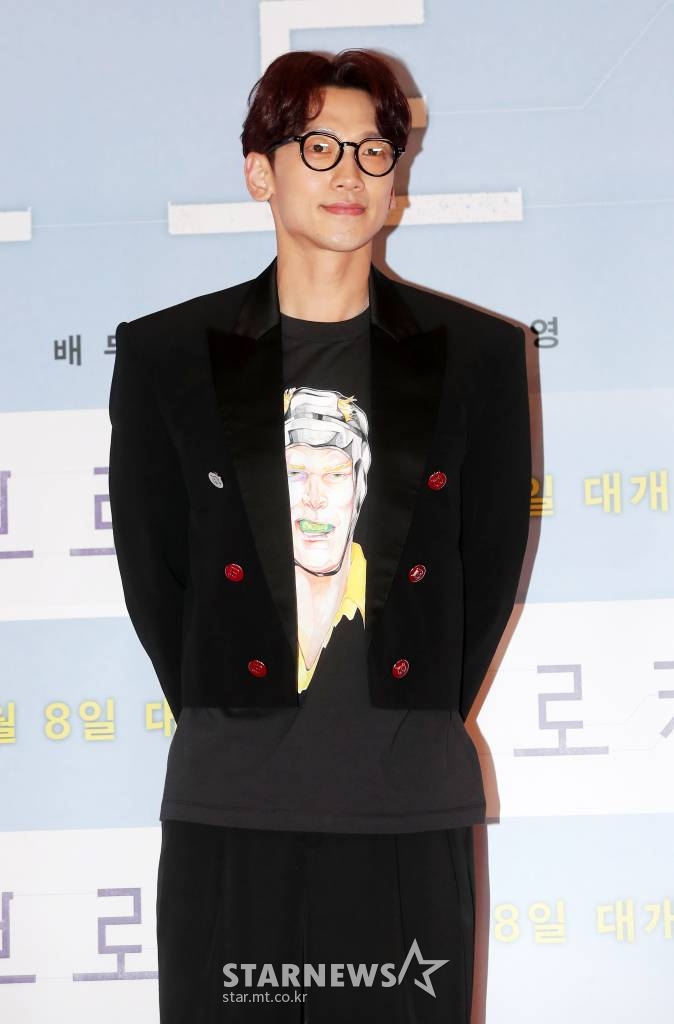 가수 비가 2일 오후 서울 용산구 CGV용산아이파크몰에서 진행된 영화 '브로커' VIP시사회에 참석해 포즈를 취하고 있다. '브로커'는 베이비 박스를 둘러싸고 벌어지는 일을 그린 이야기. 일본 거장 고레에다 히로카즈 감독이 메가폰을 잡고 송강호와 강동원, 아이유, 배두나, 이주영 등이 출연했다. 오는 8일 개봉한다. / 2022.06.02 /사진=김창현 기자 chmt@