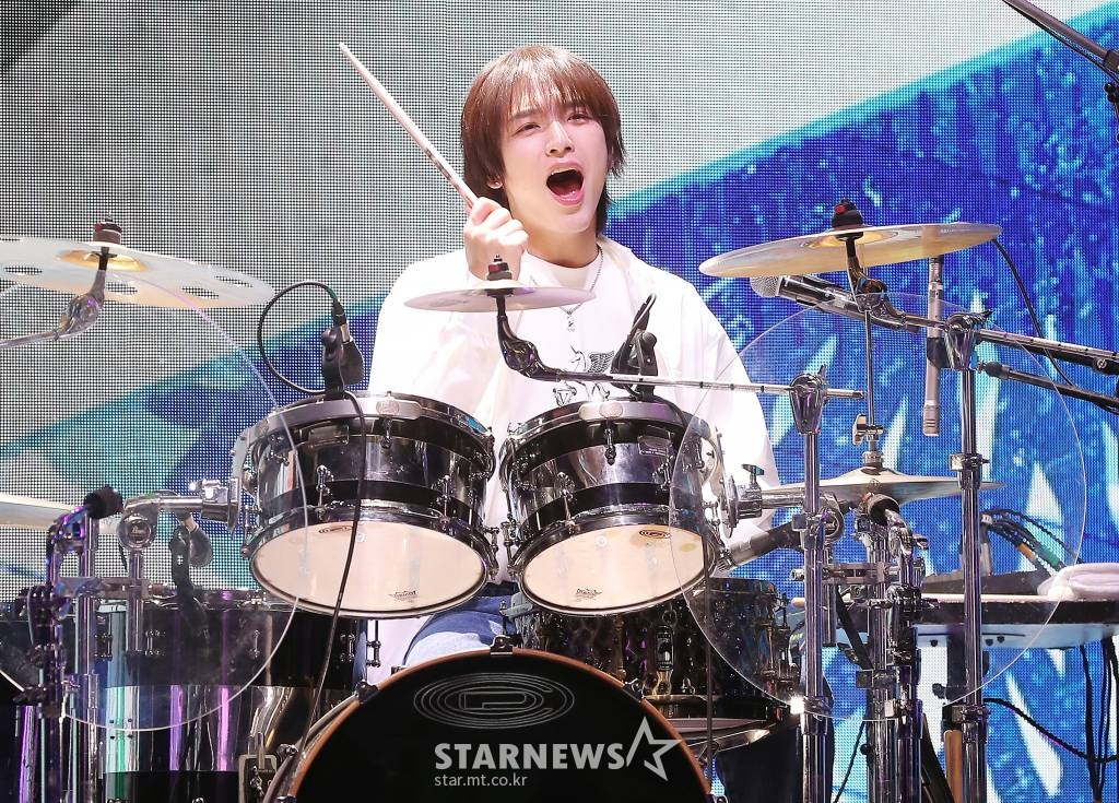 밴드 엔플라잉 김재현이 17일 오후 서울 광진구 예스24 라이흐볼에서 진행된 미니 8집 'Dearest' 발매 기념 쇼케이스에 참석해 멋진 무대를 선보이고 있다. 2022.10.17 /사진=김창현 기자 chmt@