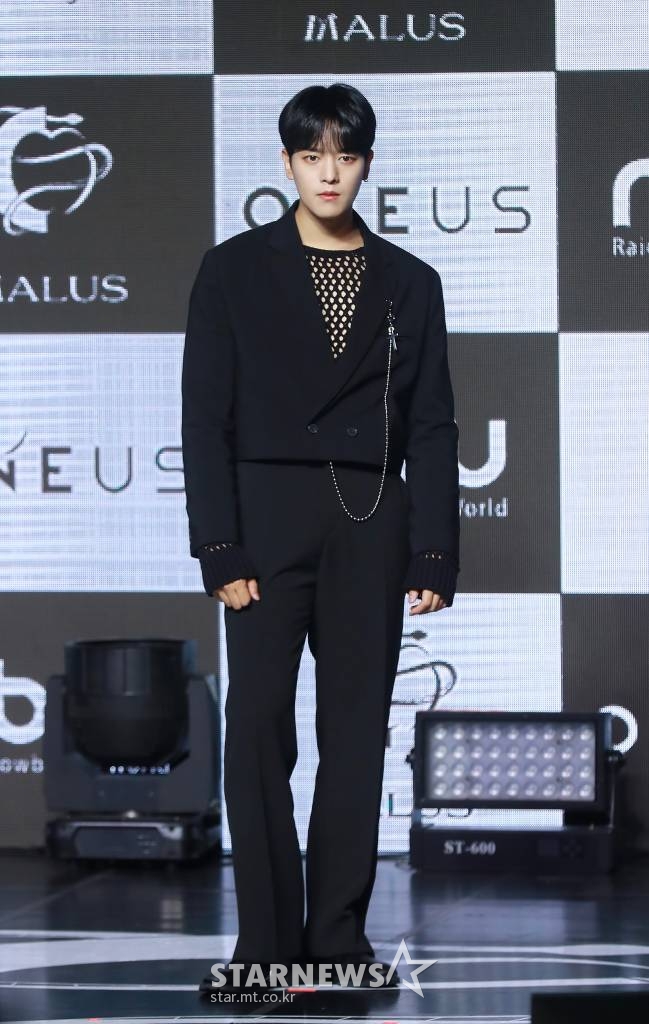 그룹 원어스(ONEUS) 레이븐이 5일 오후 서울 광운대학교 동해문화예술관에서 진행된 미니 8집 '말루스'(MALUS) 발매기념 쇼케이스에서 포즈를 취하고 있다. /2022.09.05 /사진=이동훈 기자 photoguy@