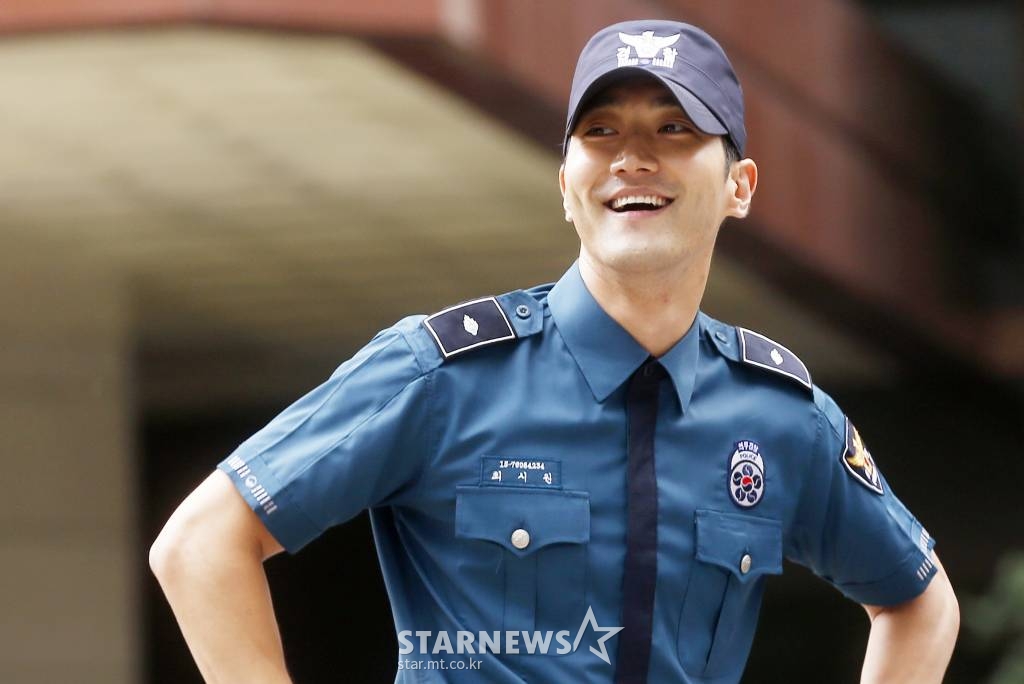 그룹 슈퍼주니어 최시원이 18일 오전 서울 종로구 내자동 서울지방경찰청에서 21개월간의 의무경찰 복무를 마치고 전역한 뒤 인사를 하고 있다. /사진=김휘선 기자 hwijpg@