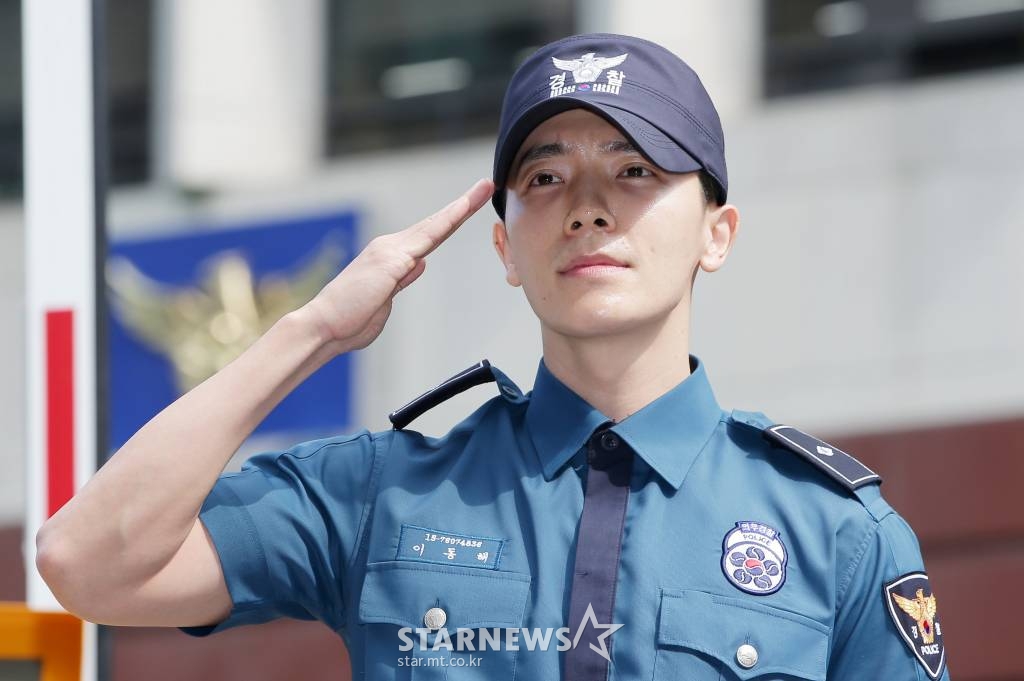 슈퍼주니어 동해가 14일 오전 서울 종로구 내자동 서울지방경찰청에서 21개월간의 의무경찰 복무를 마치고 전역한 뒤 경례를 하고 있다. /사진=김창현 기자 chmt@