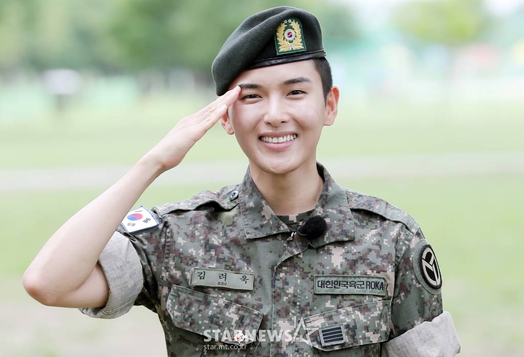 슈퍼주니어 려욱이 군 복무를 마치고 10일 오전 충청북도 증평군 보강천 미루나숲에서 진행된 전역 행사에서 포즈를 취하고 있다. /사진=김창현 기자 chmt@