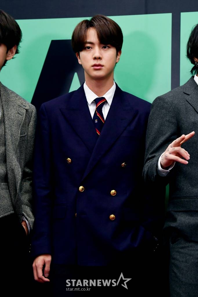 그룹 방탄소년단(BTS) 멤버 진이 5일 온라인으로 진행된 멜론뮤직어워드2020(MMA 2020) 포토월에 참석해 포즈를 취하고 있다.