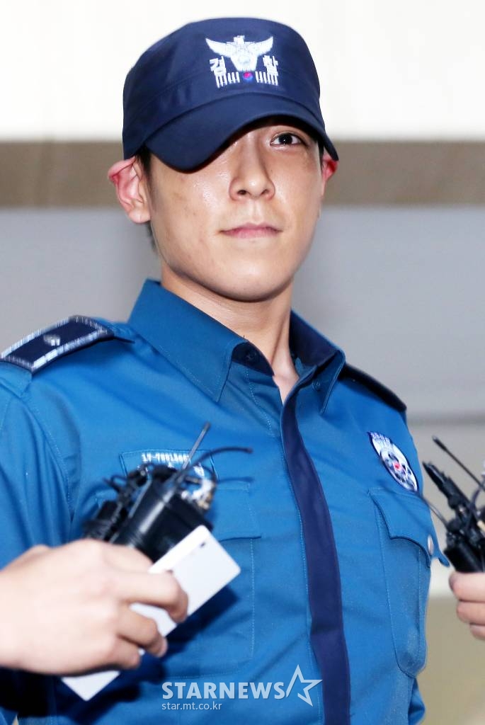 대마초를 피운 혐의로 불구속상태에서 재판에 넘겨진 그룹 빅뱅 탑(본명 최승현)이 5일 오후 서울 강남경찰서를 떠나고 있다. /사진=홍봉진기자 honggga@