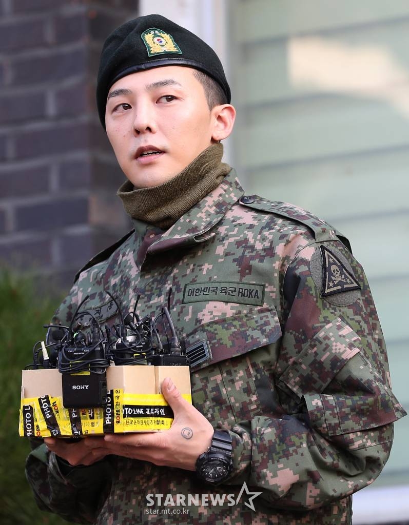 그룹 빅뱅 지드래곤(본명 권지용, 31)이 육군 현역 복무를 마치고 26일 오전 경기도 용인에 위치한 육군 지상작전사령부에서 전역신고를 마치고 팬들에게 인사를 하고 있다. /사진=임성균 기자 tjdrbs23@
