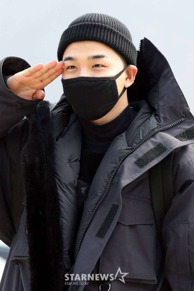 그룹 빅뱅 태양이 12일 오후 강원도 철원군 6사단 신병교육대에 입소 전 팬들에게 경례하고 있다. /사진=철원(강원)=이기범 기자 leekb@