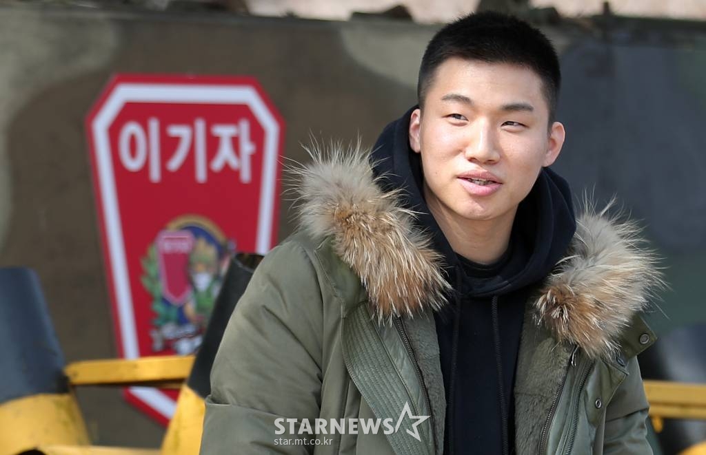 그룹 빅뱅 대성이 13일 오후 강원도 화천군 27사단 이기자 부대 신병교육대에 입소하고 있다. /사진=김창현 기자 chmt@