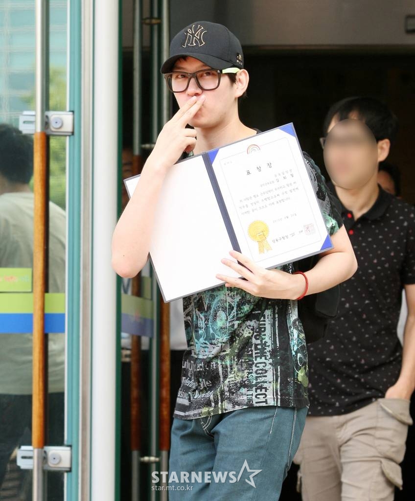 그룹 슈퍼주니어의 김희철 30일 오전 서울 성동구청에서 소집해제 /사진=홍봉진기자 honggga@