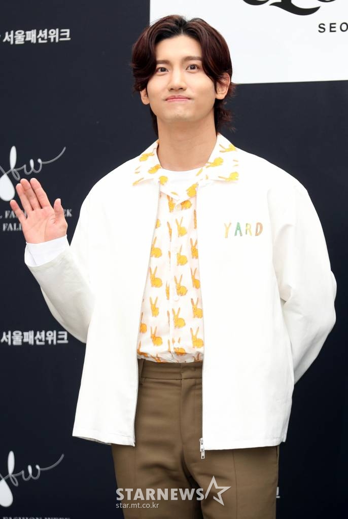 그룹 동방신기 최강창민이 18일 오후 서울 종로구 서울공예박물관에서 열린 '2022 FW 서울패션위크' 비욘드클로젯 패션쇼에 참석해 포즈르 취하고 있다. 2022.03.18 /사진=임성균 기자 tjdrbs23@