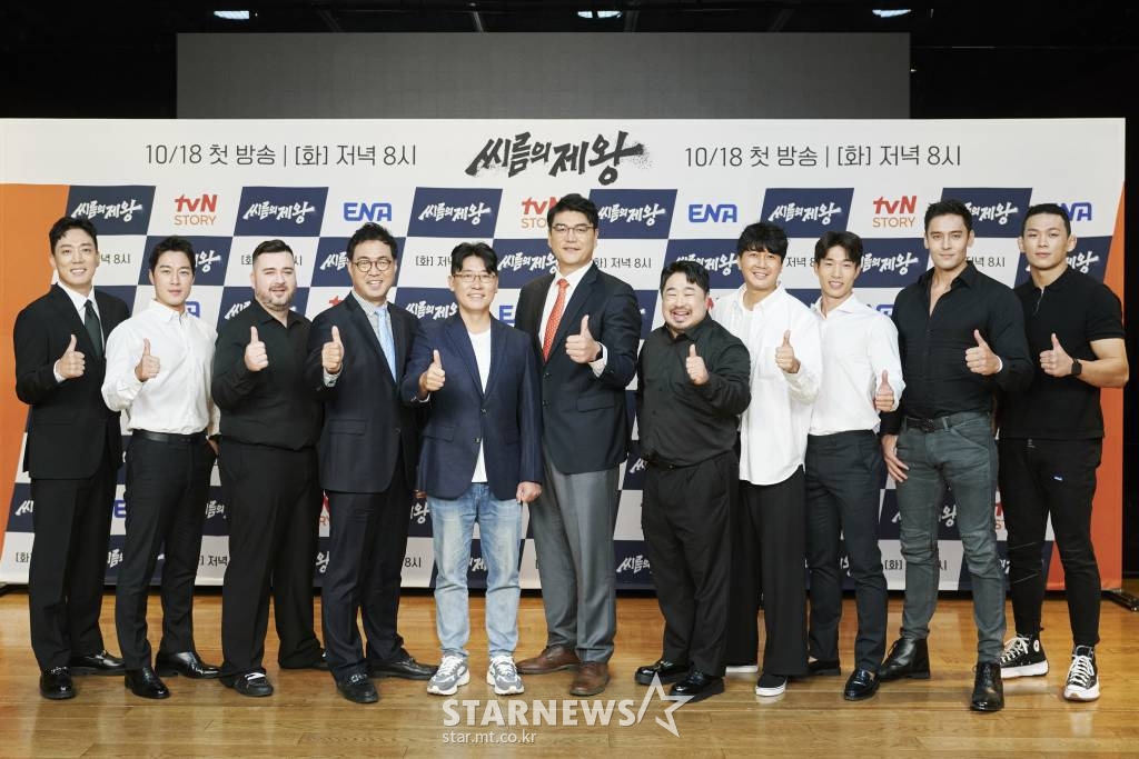 이만기, 이태현, 줄리엔 강, 최영재. 강재준, 샘 해밍턴, 김승현, 김환, 정다운, 홍범석, 전성호 PD가 18일 오전 온라인 생중계로 진행된 tvN STORY&ENA 예능 '씨름의 제왕' 제작발표회에 참석해 포즈를 취하고 있다. 모래판 위 남자들의 리얼 격투 서바이벌 '씨름의 제왕'은 오늘(18일) 첫 방송된다. /사진제공=tvN STORY·ENA 2022.10.18 /사진=이동훈 기자 photoguy@