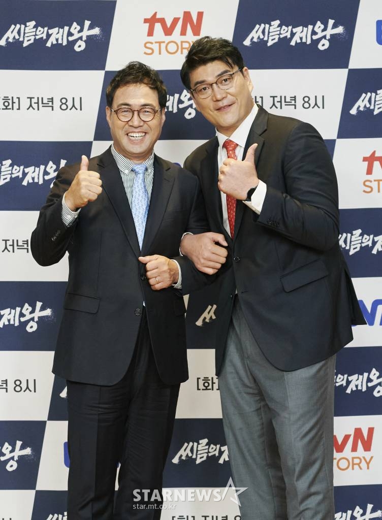 이만기, 이태현 교수가 18일 오전 온라인 생중계로 진행된 tvN STORY&ENA 예능 '씨름의 제왕' 제작발표회에 참석해 포즈를 취하고 있다. 모래판 위 남자들의 리얼 격투 서바이벌 '씨름의 제왕'은 오늘(18일) 첫 방송된다. /사진제공=tvN STORY·ENA 2022.10.18 /사진=이동훈 기자 photoguy@