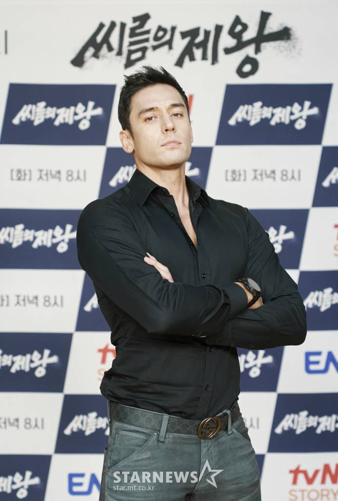 방송인 줄리엔 강이 18일 오전 온라인 생중계로 진행된 tvN STORY&ENA 예능 '씨름의 제왕' 제작발표회에 참석해 포즈를 취하고 있다. 모래판 위 남자들의 리얼 격투 서바이벌 '씨름의 제왕'은 오늘(18일) 첫 방송된다. /사진제공=tvN STORY·ENA 2022.10.18 /사진=이동훈 기자 photoguy@