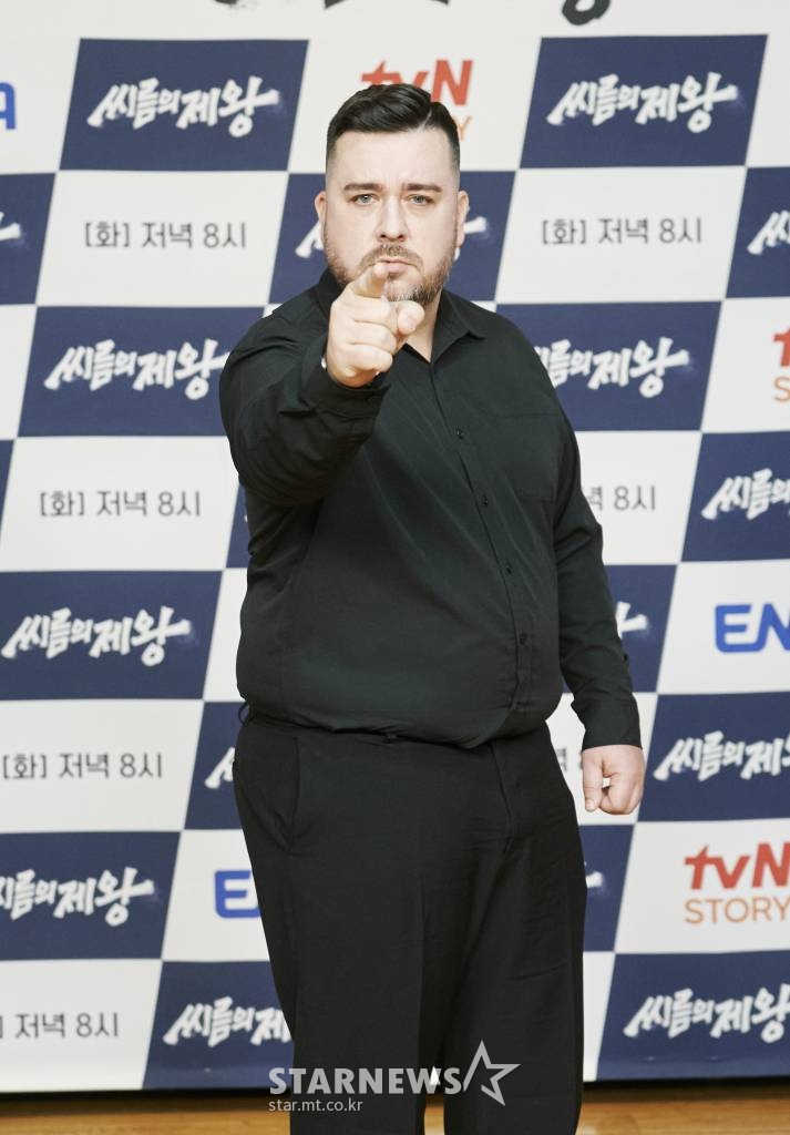 방송인 샘 해밍턴이 18일 오전 온라인 생중계로 진행된 tvN STORY&ENA 예능 '씨름의 제왕' 제작발표회에 참석해 포즈를 취하고 있다. 모래판 위 남자들의 리얼 격투 서바이벌 '씨름의 제왕'은 오늘(18일) 첫 방송된다. /사진제공=tvN STORY·ENA 2022.10.18 /사진=이동훈 기자 photoguy@