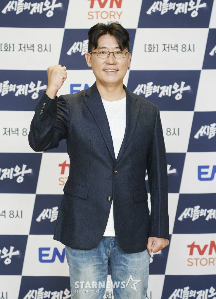 전성호 PD가 18일 오전 온라인 생중계로 진행된 tvN STORY&ENA 예능 '씨름의 제왕' 제작발표회에 참석해 포즈를 취하고 있다. 모래판 위 남자들의 리얼 격투 서바이벌 '씨름의 제왕'은 오늘(18일) 첫 방송된다. /사진제공=tvN STORY·ENA 2022.10.18 /사진=이동훈 기자 photoguy@