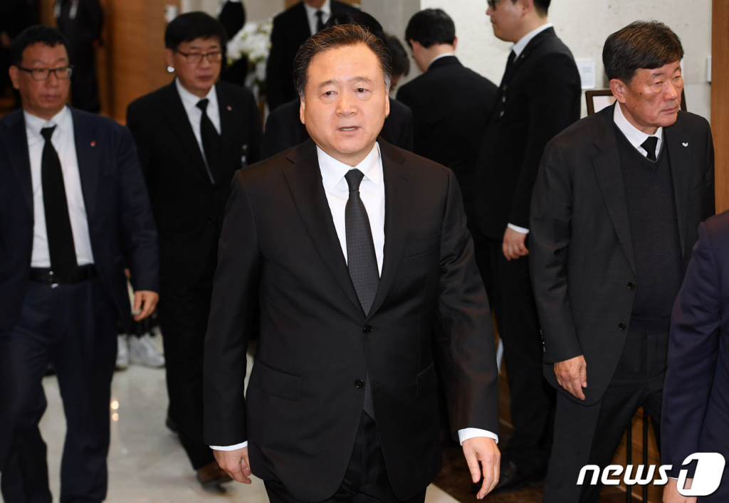 허영인 회장이 지난 2020년 고 신격호 롯데그룹 명예회장의 빈소 조문을 한 모습. /사진제공=뉴스1