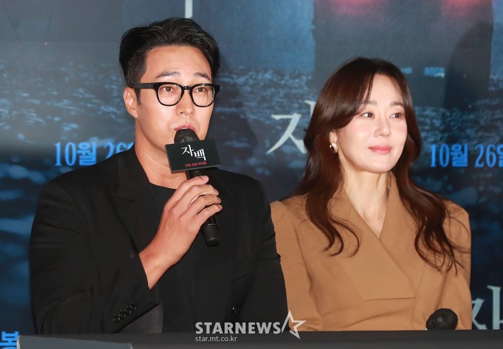 배우 소지섭, 나나가 18일 오후 서울 롯데시네마 건대입구점에서 진행된 영화 '자백'(감독 윤종석) 언론시사회에 참석해 질문에 답하고 있다. 밀실 살인 사건 용의자로 지목된 사업가 '유민호'(소지섭 분)와 변호사 '양신애'(김윤진 분)가 숨겨진 진실 조각을 맞춰나가는 이야기를 그린 영화 '자백'은 오는 26일 개봉한다. /2022.10.18 /사진=이동훈 기자 photoguy@