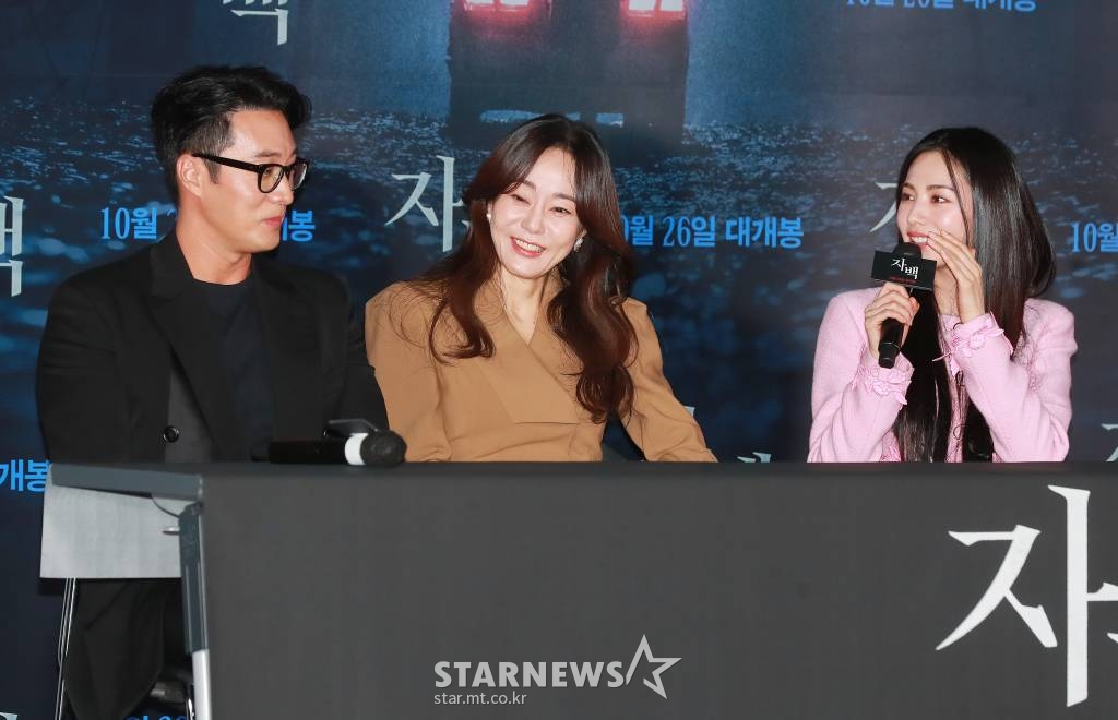 배우 나나, 김윤진, 소지섭이 18일 오후 서울 롯데시네마 건대입구점에서 진행된 영화 '자백'(감독 윤종석) 언론시사회에 참석해 질문에 답하고 있다. 밀실 살인 사건 용의자로 지목된 사업가 '유민호'(소지섭 분)와 변호사 '양신애'(김윤진 분)가 숨겨진 진실 조각을 맞춰나가는 이야기를 그린 영화 '자백'은 오는 26일 개봉한다. /2022.10.18 /사진=이동훈 기자 photoguy@