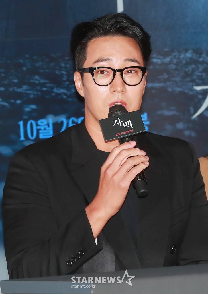 배우 소지섭이 18일 오후 서울 롯데시네마 건대입구점에서 진행된 영화 '자백'(감독 윤종석) 언론시사회에 참석해 질문에 답하고 있다. 밀실 살인 사건 용의자로 지목된 사업가 '유민호'(소지섭 분)와 변호사 '양신애'(김윤진 분)가 숨겨진 진실 조각을 맞춰나가는 이야기를 그린 영화 '자백'은 오는 26일 개봉한다. /2022.10.18 /사진=이동훈 기자 photoguy@