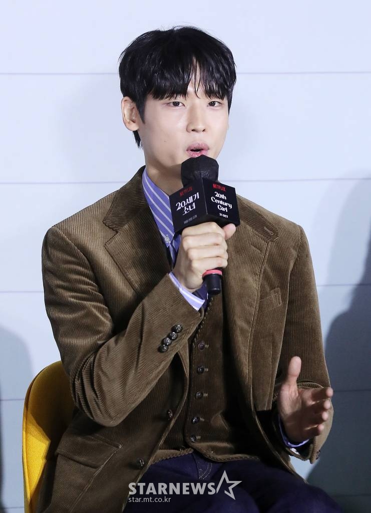 배우 박정우가 19일 오전 서울 용산구 아이파크몰 CGV에서 진행된 넷플릭스 오리지널 '20세기 소녀' 제작보고회에 참석해 인사말을 하고 있다. '20세기 소녀'는 어느 겨울 도착한 비디오 테이프에 담긴 1999년의 기억, 17세 소녀 '보라'가 절친 '연두'의 첫사랑을 이루어주기 위해 사랑의 큐피트를 자처하며 벌어지는 첫사랑 관찰 로맨스. 지난 제27회 부산국제영화제에서의 공식 상영 이후 '20세기 소녀'는 미리 관람한 관객들의 마음을 사로잡으며 뜨거운 화제작으로 등극, 예비 시청자들의 기대를 모으고 있다. 오는 21일 공개. 2022.10.19 /사진=김창현 기자 chmt@