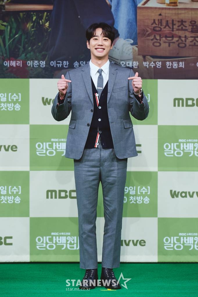배우 이준영이 19일 오후 온라인으로 진행된 MBC 수목드라마 '일당백집사' 제작발표회에 참석해 포즈를 취하고 있다. '일당백집사'는 고인의 청을 들어주는 장례지도사 '백동주(이혜리 분)'와 생활 서비스 업체 일당백 '김집사(이준영 분)'’의 상부상조 프로젝트를 그린다. / 사진제공 = MBC /사진=김창현 기자 chmt@