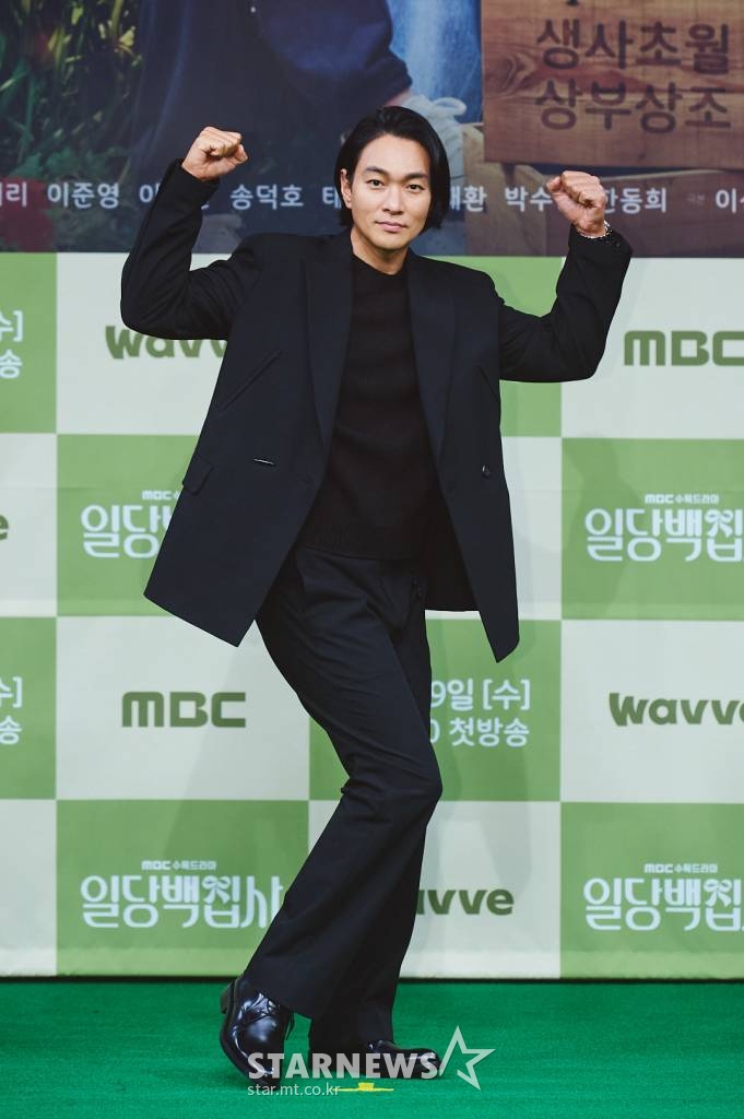 배우 이규한이 19일 오후 온라인으로 진행된 MBC 수목드라마 '일당백집사' 제작발표회에 참석해 포즈를 취하고 있다. '일당백집사'는 고인의 청을 들어주는 장례지도사 '백동주(이혜리 분)'와 생활 서비스 업체 일당백 '김집사(이준영 분)'’의 상부상조 프로젝트를 그린다. / 사진제공 = MBC /사진=김창현 기자 chmt@
