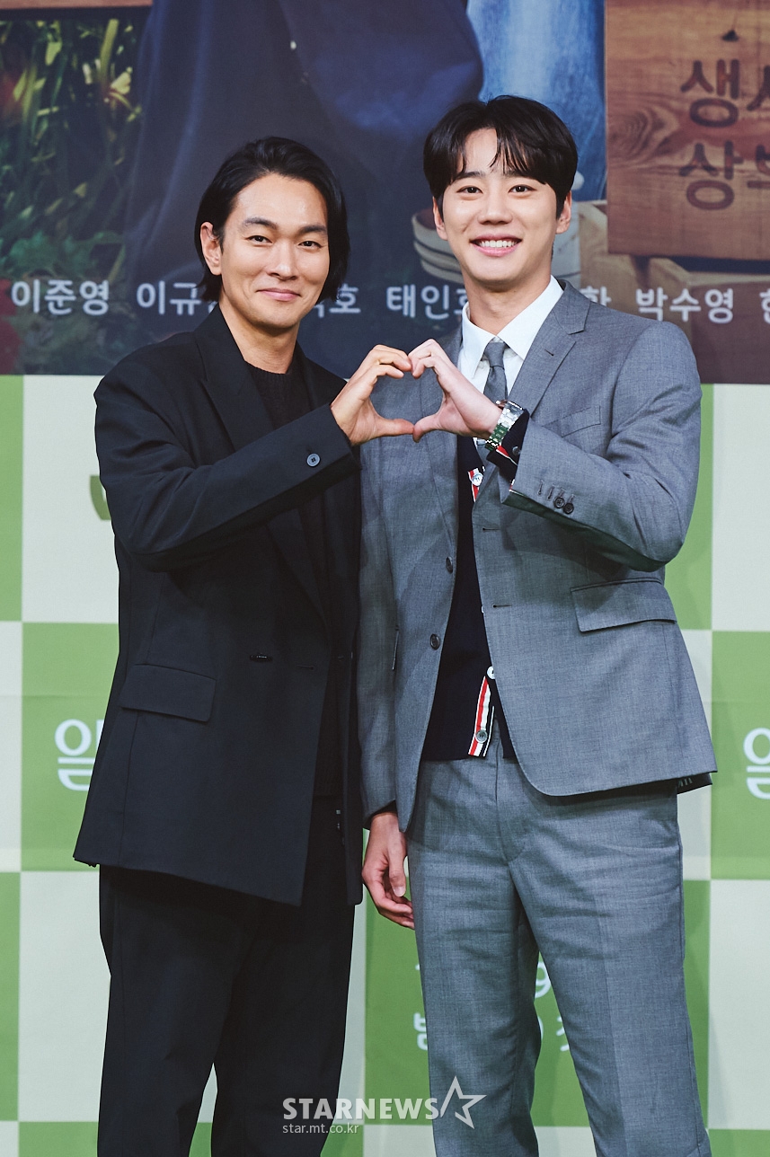 배우 이규한, 이준영이 19일 오후 온라인으로 진행된 MBC 수목드라마 '일당백집사' 제작발표회에 참석해 포즈를 취하고 있다. '일당백집사'는 고인의 청을 들어주는 장례지도사 '백동주(이혜리 분)'와 생활 서비스 업체 일당백 '김집사(이준영 분)'’의 상부상조 프로젝트를 그린다. / 사진제공 = MBC /사진=김창현 기자 chmt@