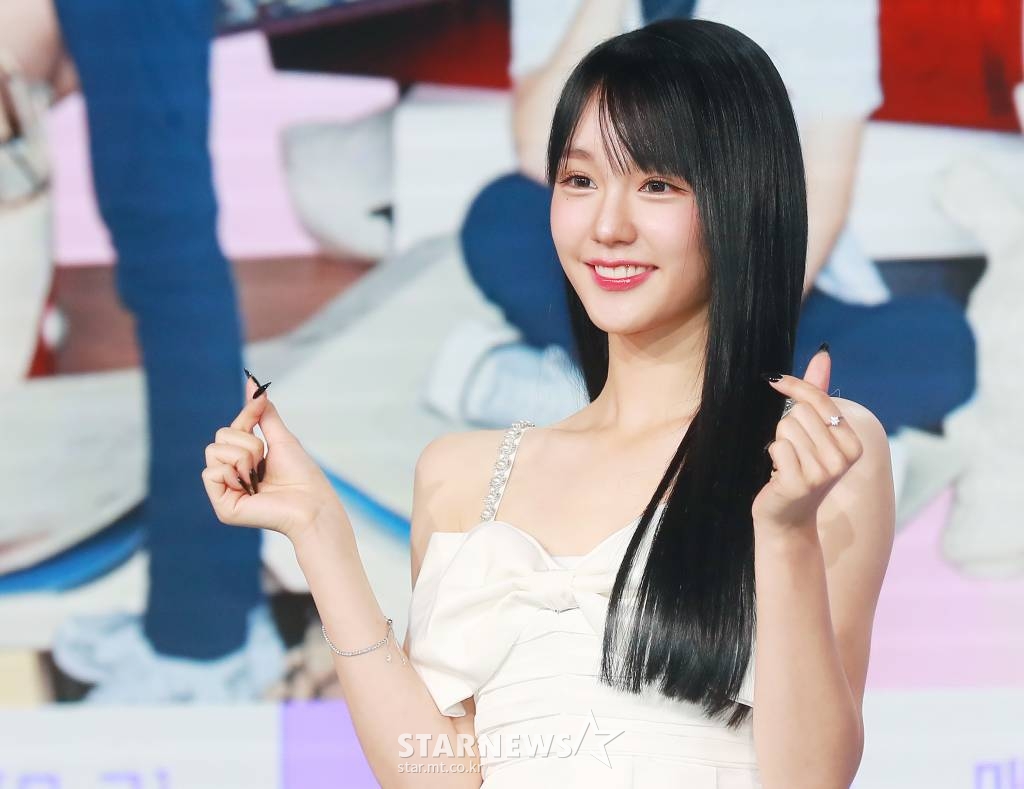 우아 나나가 19일 오후 경기 고양시 EBS 사옥에서 진행된 드라마 '네가 빠진 세계' 제작발표회에 참석해 포즈를 취하고 있다. 악플에 시달리던 국민 아이돌 유제비가 웹소설 속으로 빠져 새로운 삶의 의미를 깨닫는 학원 판타지 로맨스 드라마 '네가 빠진 세계'는 오는 20일 첫 방송된다. /2022.10.19 /사진=이동훈 기자 photoguy@