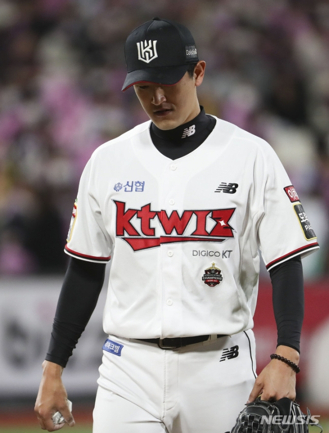 KT 선발 고영표가 19일 수원 KT위즈파크에서 열린 키움과 2022 신한은행 SOL KBO리그 포스트시즌 준플레이오프 3차전 마운드를 내려오고 있다./사진=뉴시스