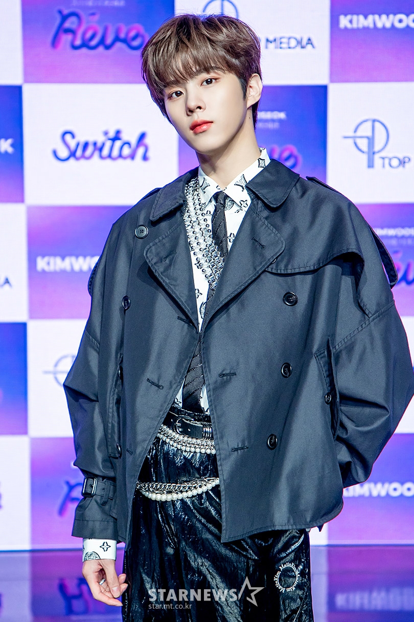 가수 김우석이 7일 오후 온라인으로 진행된 '3RD DESIRE [Reve]' 발매 기념 미디어 쇼케이스에 참석해 포즈를 취하고 있다. 2022.03.07 <사진=티오피미디어> /사진=임성균 기자 tjdrbs23@