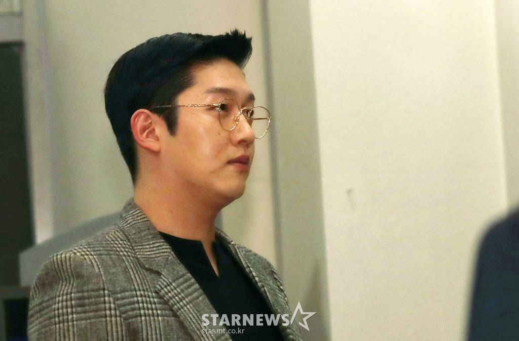 18일 오전 걸그룹 카라 출신 구하라의 전 남자친구 최종범이 상해 혐의 첫 공판이 열린 서울중앙지방법원에 출석하고 있다. /사진=김휘선 기자 hwijpg@