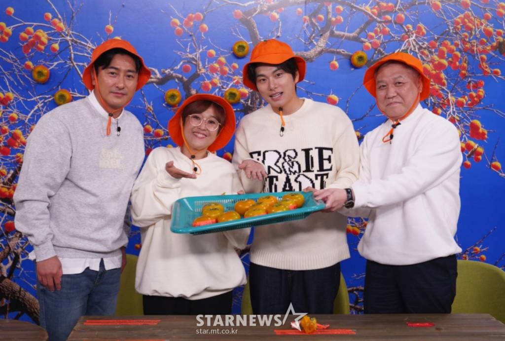 안정환, 송은이, 이이경, 권일용 교수가 21일 오후 온라인 생중계로 진행된 티캐스트 E채널 예능 '용감한 형사들2' 제작발표회에서 포즈를 취하고 있다. 진실을 쫓는 형사들의 리얼한 사건일지 '용감한 형사들2'는 오늘(21일) 첫 방송된다. /사진제공=E채널 2022.10.21 /사진=이동훈 기자 photoguy@