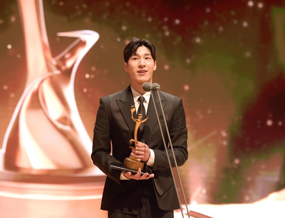 ‘2022 베이징올림픽 최고의 남자선수상’을 수상한 쇼트트랙 황대헌. /사진=대한체육회 제공