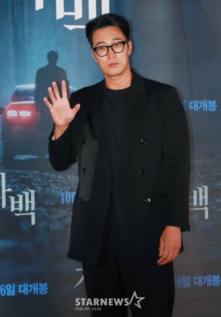 배우 소지섭이 18일 오후 서울 롯데시네마 건대입구점에서 진행된 영화 '자백'(감독 윤종석) 언론시사회에 참석해 포즈를 취하고 있다. 밀실 살인 사건 용의자로 지목된 사업가 '유민호'(소지섭 분)와 변호사 '양신애'(김윤진 분)가 숨겨진 진실 조각을 맞춰나가는 이야기를 그린 영화 '자백'은 오는 26일 개봉한다. /2022.10.18 /사진=이동훈 기자 photoguy@