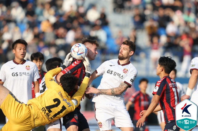 22일 수원종합운동장에서 열린 수원FC-FC서울전에서 치열한 볼 경합 중인 양 팀 선수들. /사진=한국프로축구연맹