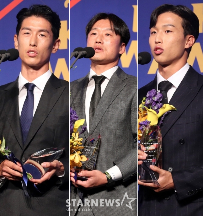 광주FC 안영규(왼쪽부터)와 이정효 감독, 엄지성이 24일 오후 서울 강남구 양재동 더 케이 호텔에서 열린 '하나원큐 K리그 어워즈 2022'에서 수상 소감을 말하고 있다. /사진=임성균 기자