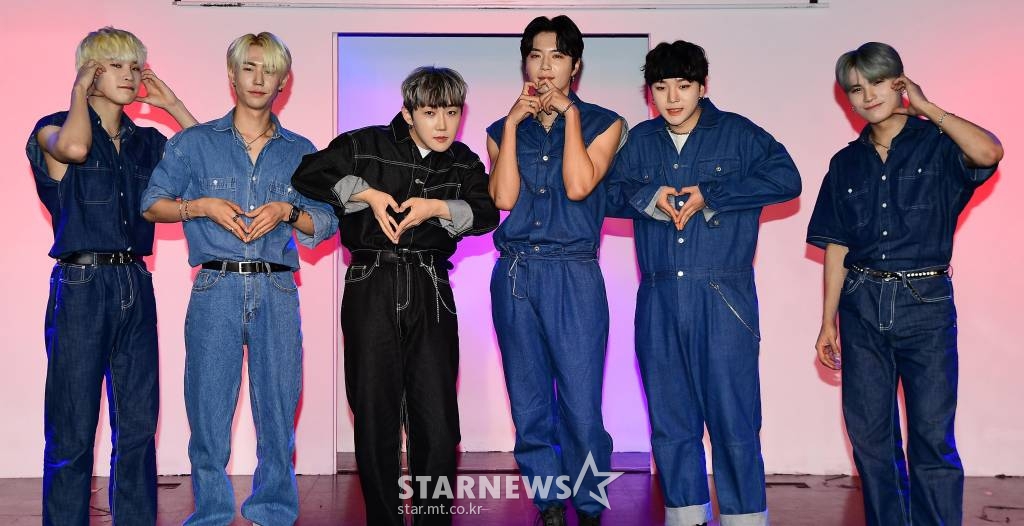 그룹 에이블루(ABLUE)가 24일 오후 서울 마포구 윤형빈 소극장에서 진행된 데뷔 앨범 '컬러_더 스타트(Color_the start)' 발매기념 쇼케이스에서 포즈를 취하고 있다. /사진제공=윤소그룹 2022.10.24 /사진=이동훈 기자 photoguy@
