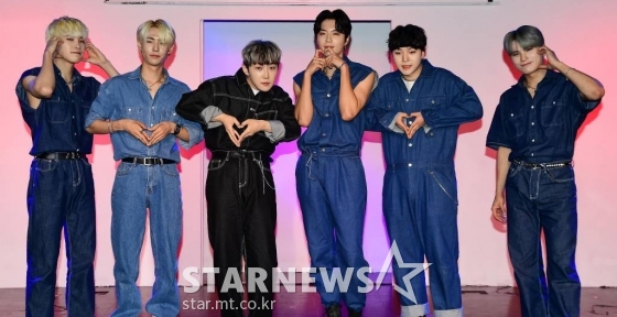 그룹 에이블루(ABLUE)가 24일 오후 서울 마포구 윤형빈 소극장에서 진행된 데뷔 앨범 '컬러_더 스타트(Color_the start)' 발매기념 쇼케이스에서 포즈를 취하고 있다. /사진제공=윤소그룹 2022.10.24 /사진=이동훈 기자 photoguy@